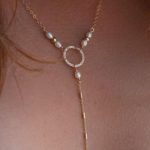 Harmonia natury: Naszyjnik typu Y z perłami i motywem liścia