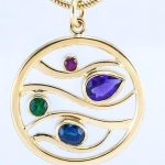 Złoty Wisior Kolisty z Motywem Fal i Czterema Kolorowymi Kamieniami