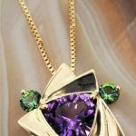 Złoty Naszyjnik z Trójkątnym Ametystem i Zielonymi Akcentami