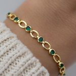 Pozłacana Bransoletka z Zielonymi Oczkami i Owalnymi Ogniwami