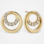 Złote Kolczyki z Przeplatanymi Ogniwami i Cyrkoniami w Formie Półksiężyca